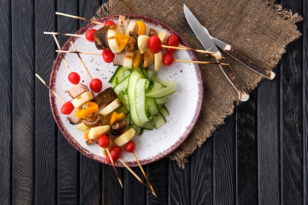 Shashlik com legumes, cogumelos e mussarela