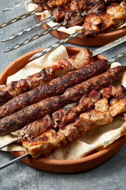 Shashlik de comida georgiana tradicional