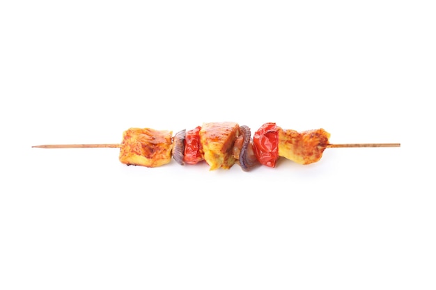 Shashlik de frango saboroso isolado no fundo branco