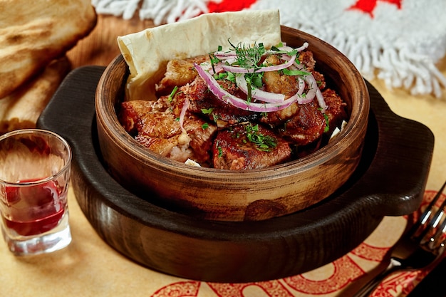 Foto shashlik de porco grelhado no lavash com cebolas frescas e verduras