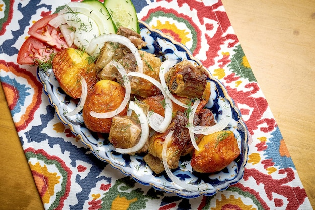 Shashlik o shish kebab de diferentes tipos de carne servidos en un plato. Carne tradicional a la brasa para