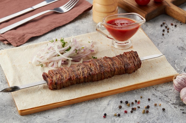 Foto shashlik ou shish kebab em espetos de metal