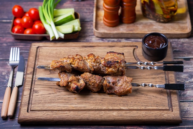 Shashlik ruso tradicional en brochetas con verduras carne de cerdo a la  parrilla shish kebab primer plano | Foto Premium