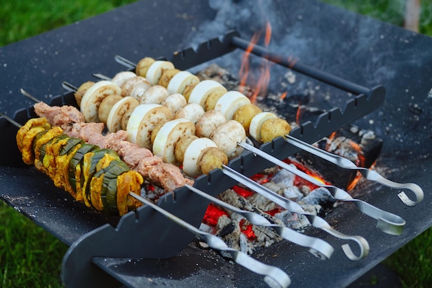 Shashlik vegetariano en brocheta sobre el fuego