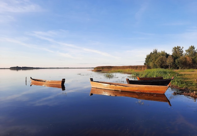 Shatsky Lakes Ecoturism Shatsk National Natural Park A água do espelho do lago reflete o céu