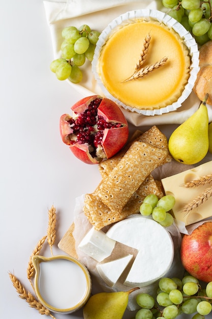 Shavuot de feriado religioso judaico com frutas de panquecas de cheesecake de produtos lácteos