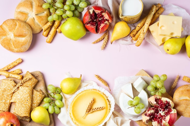 Shavuot de feriado religioso judaico com frutas de panquecas de cheesecake de produtos lácteos