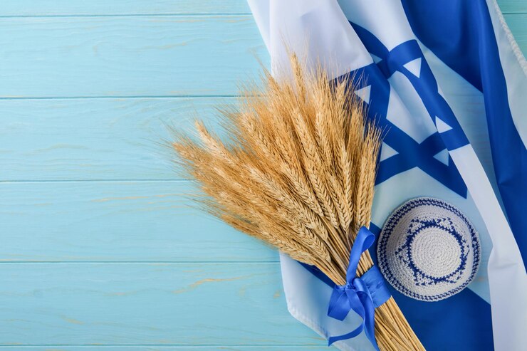 Shavuot fundo judeu buquê maduro de trigo com fita azul com bandeira de Israel e fundos Símbolos do feriado judaico conceito de Shavuot Fundo para a celebração de Shavuoth Vista superior Mock up