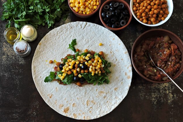 Shawarma caseiro com legumes. shawarma vegano. estilo do oriente médio.