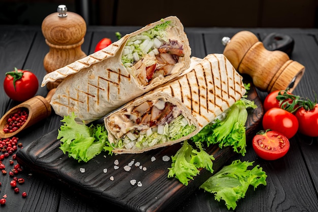 Shawarma com carne grelhada e legumes