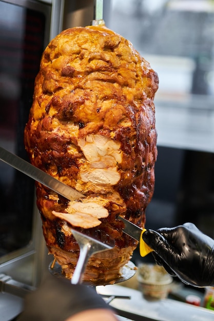 Shawarma cordeiro em um espeto comida de rua doner kebab em um espeto rotativo uma comida de rua da turquia