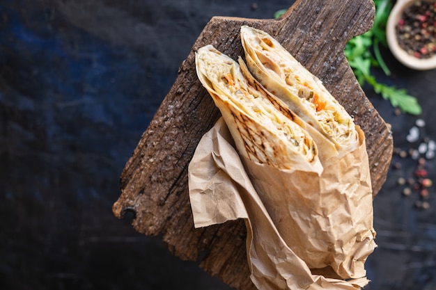 Shawarma Döner Kebab Sandwich Roll Burrito Gemüsesauce Taco Menü Imbiss Snack vegetarisches vegetarisches Essen