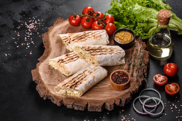 Shawarma fresco delicioso con carne y verduras en una mesa de hormigón oscuro. Comida rápida, cocina turca