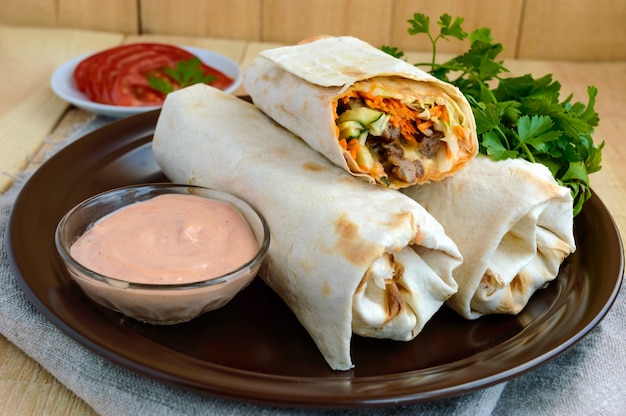 Shawarma gefüllt mit: gegrilltem Fleisch, Sauce, Gemüse
