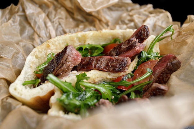 Shawarma de giroscopios con carne y hierbas en papel artesanal