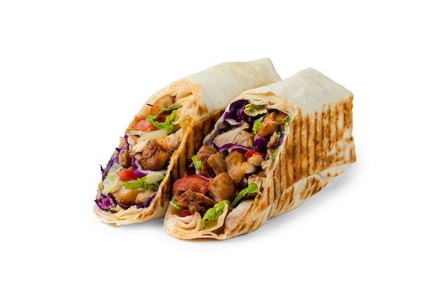 Shawarma con lechuga de pollo y tomate cortado sobre un fondo blanco