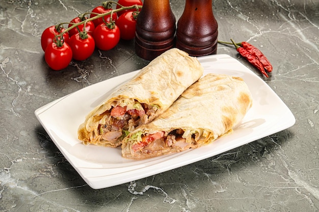 Shawarma mit gegrilltem Hühnerfleisch und Gemüse