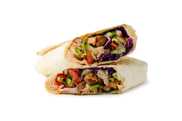 Shawarma mit Hühnersalat und Tomaten auf weißem Hintergrund