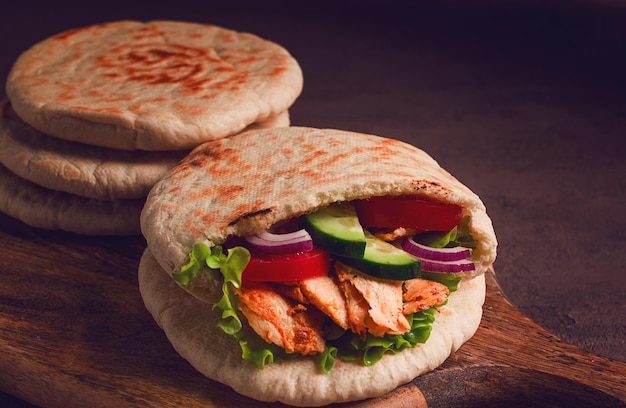 Shawarma en pan de pita pollo con verduras hecho en casa sin gente