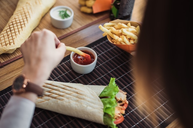 Shawarma y papas fritas con salsa