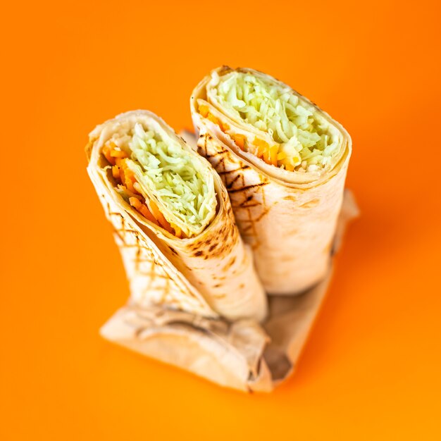 shawarma rollo fresco sándwich verduras salsa carne pollo cerdo cordero ternera taco tortilla pan plano envuelto