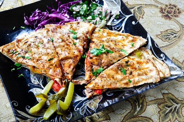 Shawarma-Sandwich (Fladenbrot) mit gegrilltem Fleisch, Pilzen. Traditioneller nahöstlicher Snack.