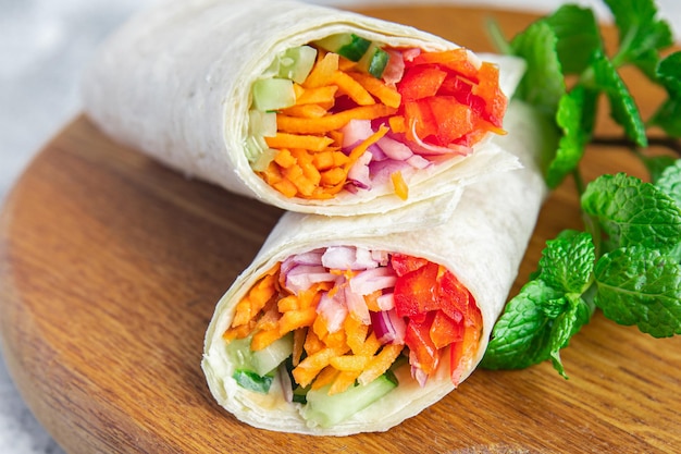 Shawarma vegetariano doner kebab burrito relleno vegetal pita pan vegetariano plato de verduras