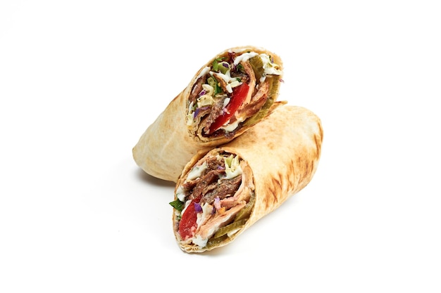 Shawarma con verduras de carne de res y pollo y salsa roja aislada sobre un fondo blanco