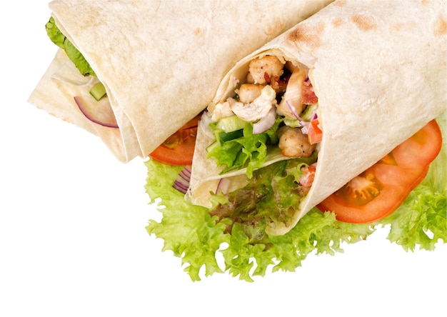 Shawarmas auf Salat, isoliert auf weißem Hintergrund