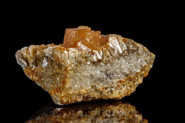 Sheelit de pedra mineral macro em um fundo preto