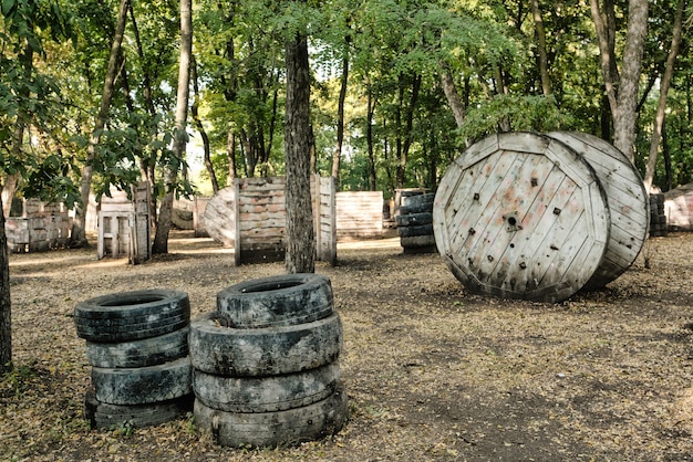 Sheeny en la base de paintball en el bosque otoñal donde se esconden los jugadores emocionados.