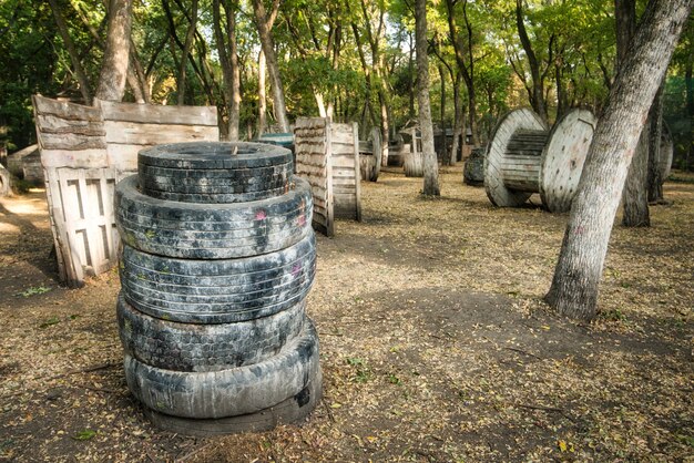 Sheeny en la base de paintball en el bosque otoñal donde se esconden los jugadores emocionados.