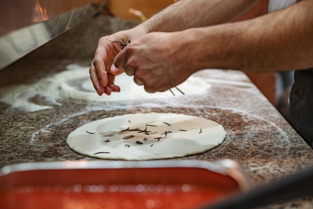 Shef cocinando pizza de cerca