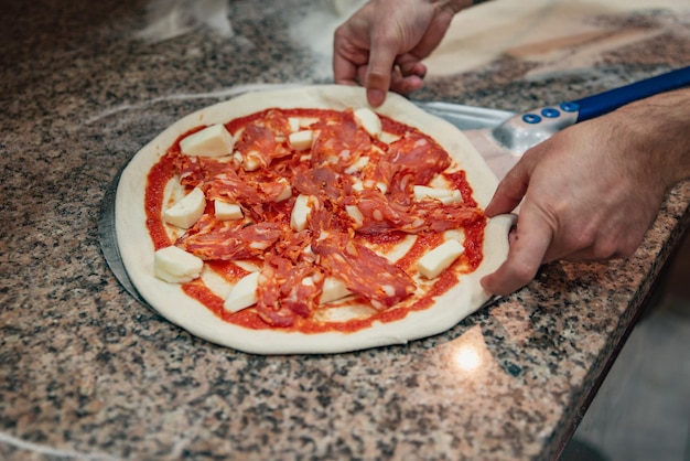 Shef cocinando pizza de cerca