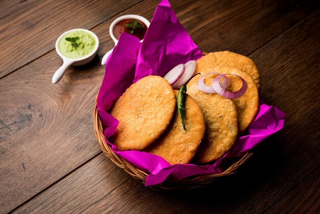 Shegaon o Rajasthani Kachori servido con salsa picante verde y salsa de tomate