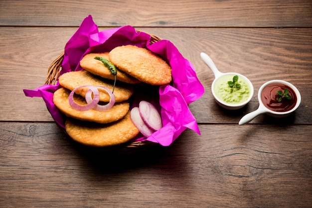 Shegaon o Rajasthani Kachori servido con salsa picante verde y salsa de tomate