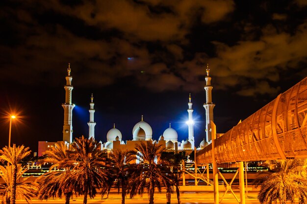 Sheikh Zayed Moschee in Abu-Dhabi, eines der berühmtesten Wahrzeichen der Vereinigten Arabischen Emirate