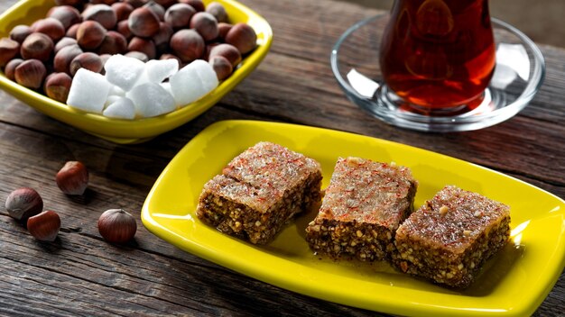 Sheki Halva auf einem Teller. Östliche Süßigkeiten