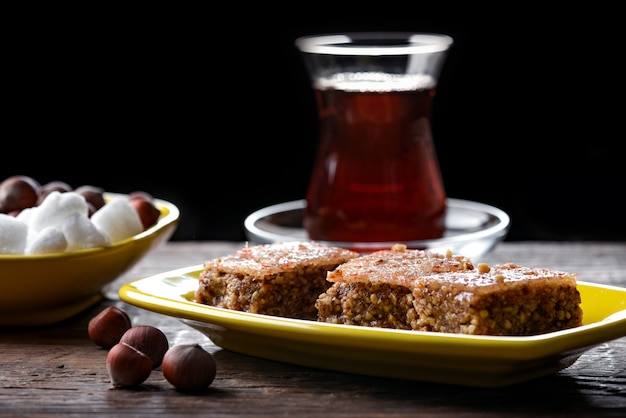 Sheki Halva mit schwarzem Tee. Östliche Süßigkeiten