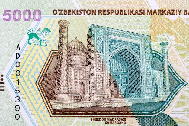 Sherdor Madrasasi en Samarcanda de dinero uzbeko