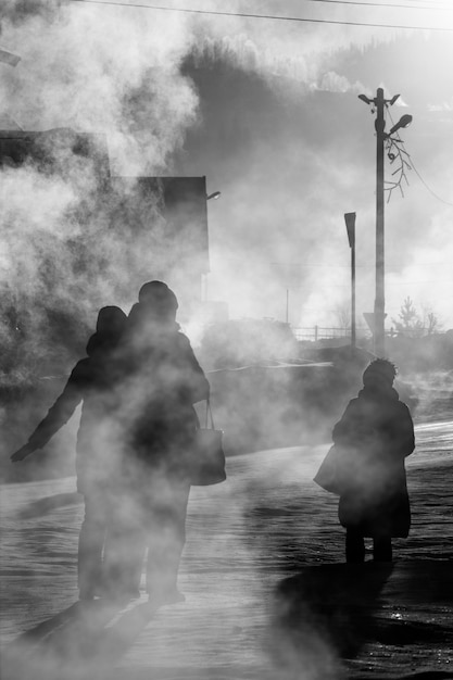 SHEREGESH, Rusia - 4 de diciembre de 2018: ciudad siberiana Sheregesh al amanecer a -29 grados Celsius.