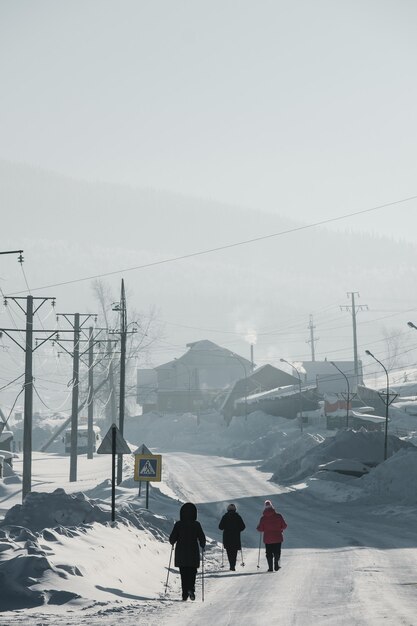 Sheregesh, Russland - Dezember 4, 2018: Menschen gehen auf frostigen Sheregesh.