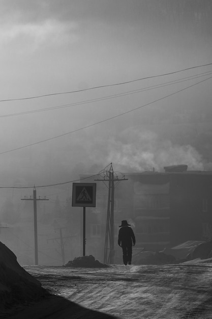 Sheregesh, Russland - Dezember 4, 2018: sibirische Stadt Sheregesh im Morgengrauen bei -29 Grad Celsius.