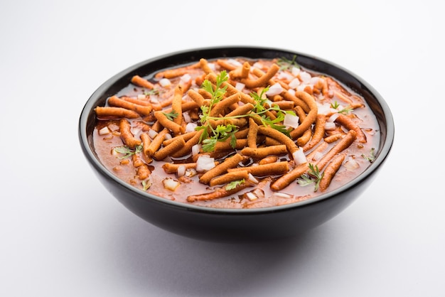 Shev Sabji o Kathiyavadi Dhaba. Curry de tomate picante, dulce y picante cubierto con crujiente Ganthia o gathia