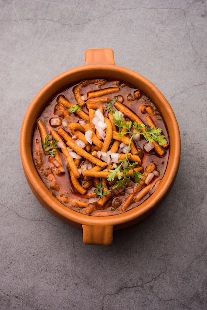 Shev Sabji o Kathiyavadi Dhaba. Curry de tomate picante, dulce y picante cubierto con crujiente Ganthia o gathia