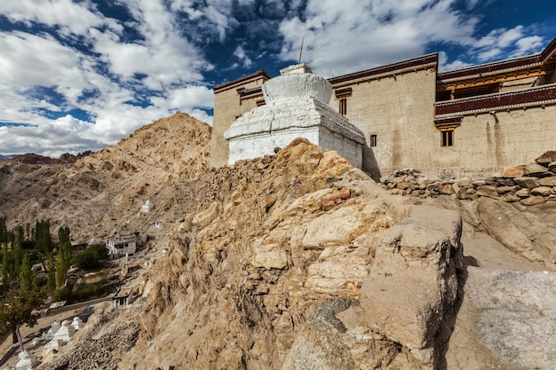 Shey Palace und weiß getünchten Chorten Ladakh Indien