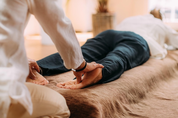 Foto shiatsu-fußmassagetherapeut, der den nierenmeridian massiert