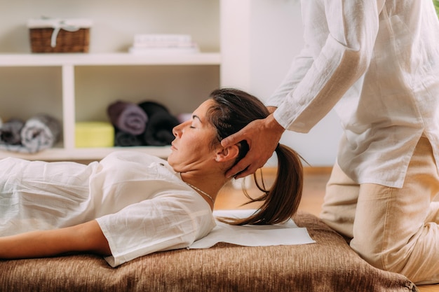 Shiatsu-Nackendehnung