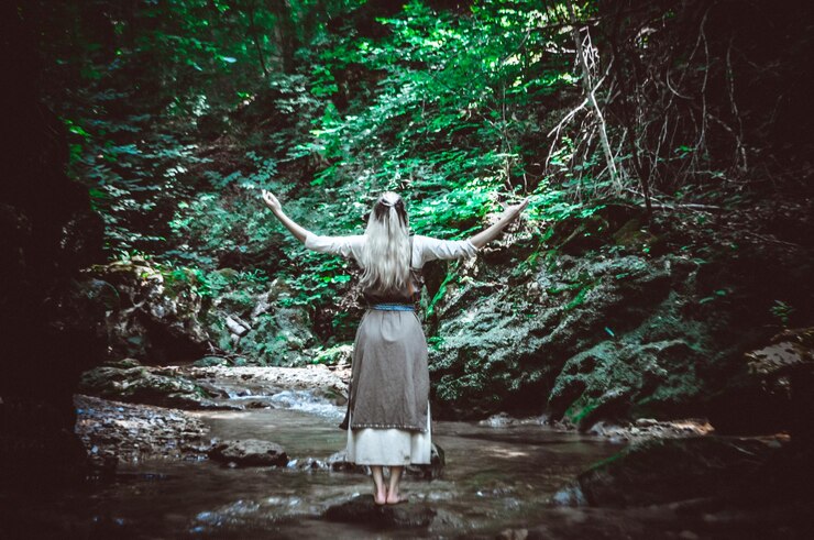 Foto shieldmaiden cosplay garota viking uma mulher em roupas medievais