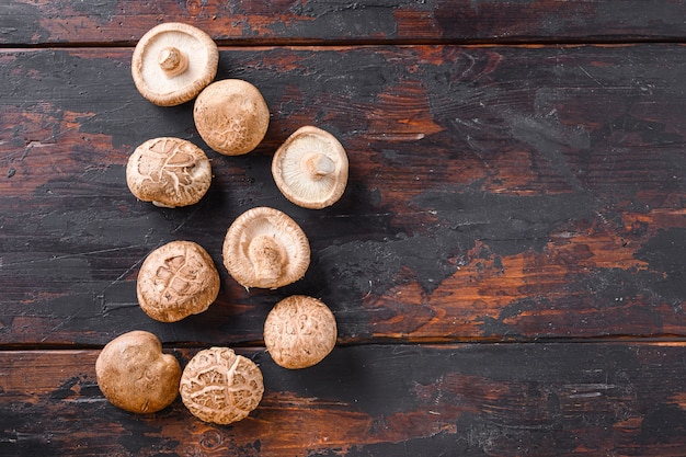 Shiitake-Pilze auf altem Holztisch